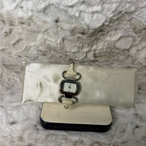 Geneva Analog White & Silver Women's Fashion Snap Watch - Picture 1 of 7